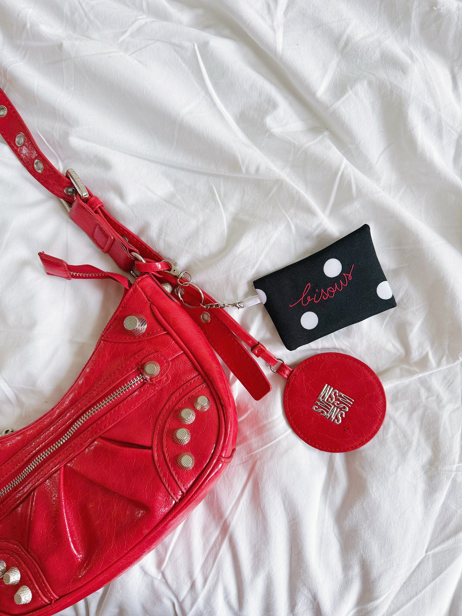 Charms porte carte brodé "Bisous"