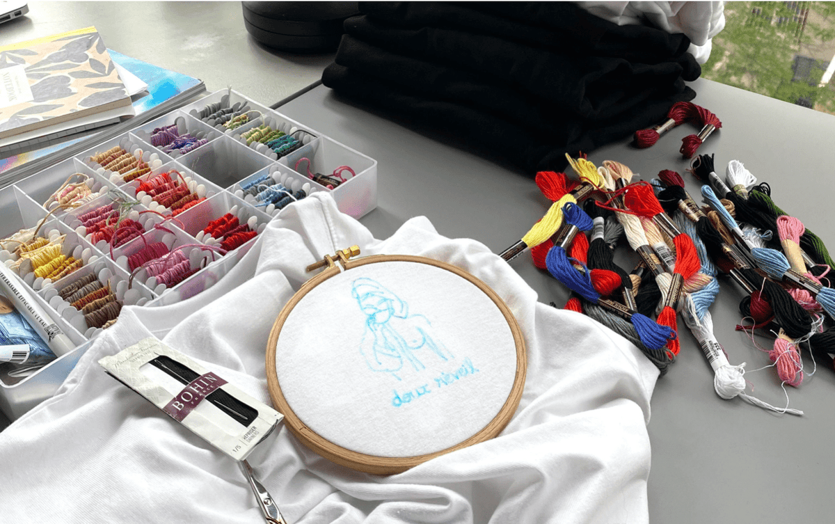 Broderie à la main : comment dessiner sur du textile avant de broder