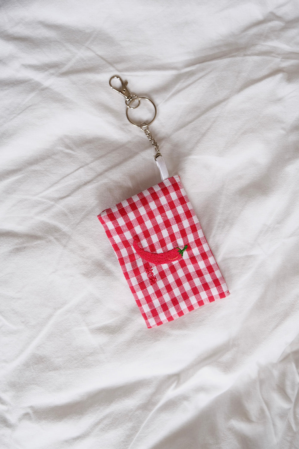 Charms porte carte brodé "Piment"