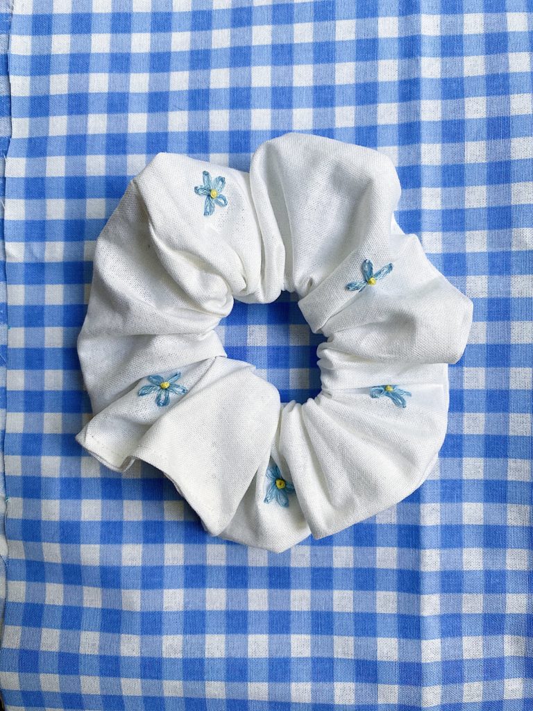 Chouchou upcyclé et brodé Bleuets