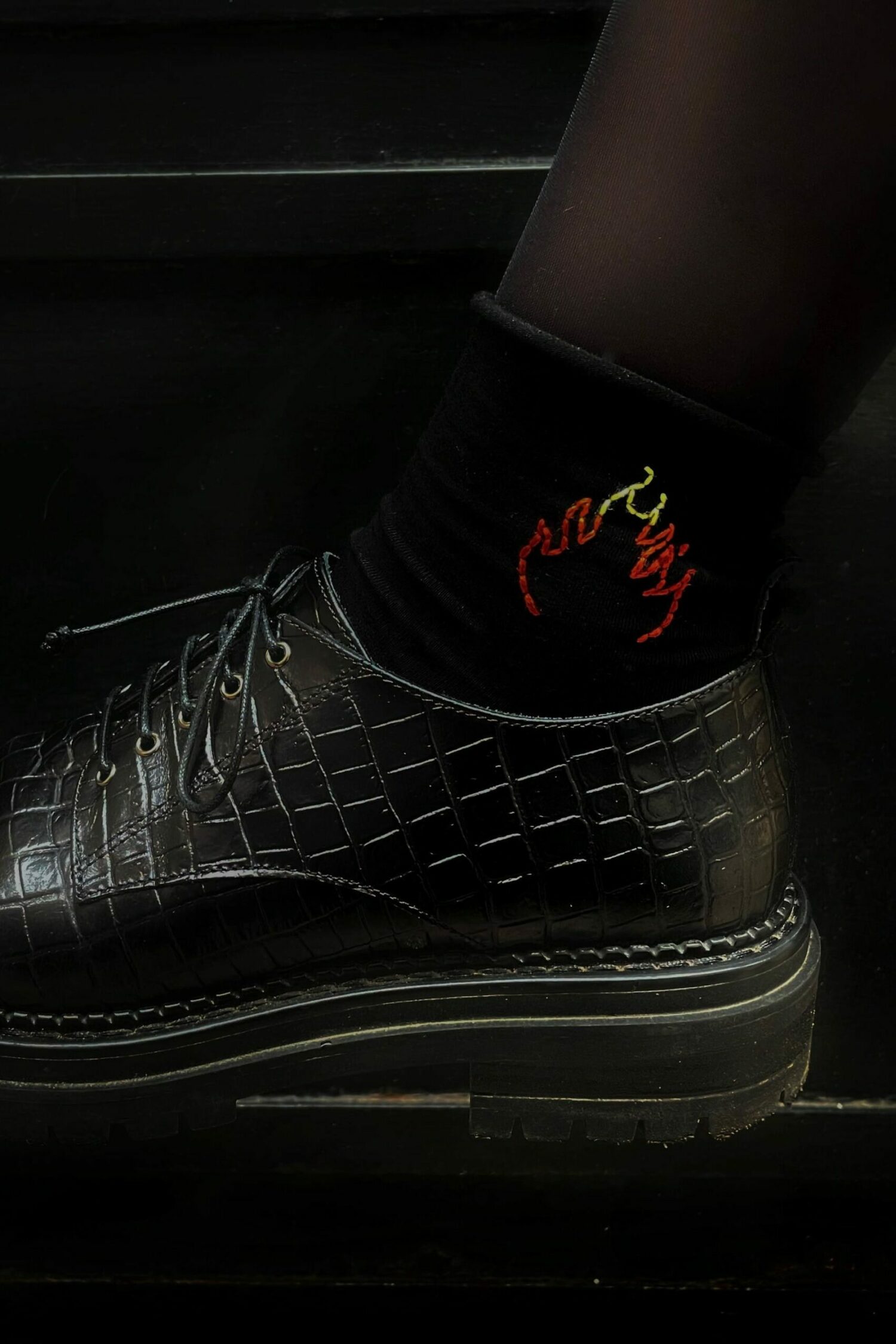 chaussettes brodées à la main Flammes