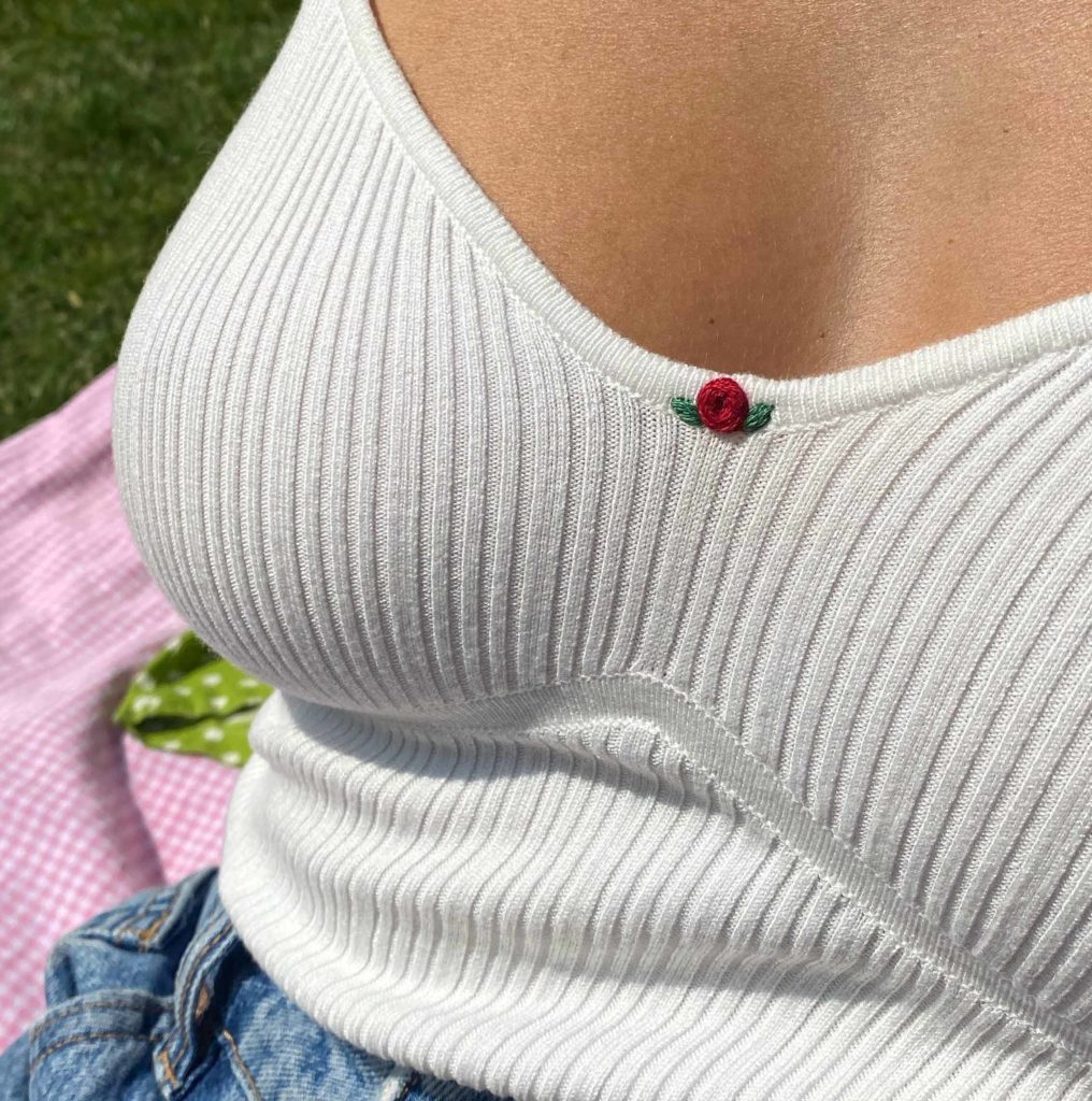 Top brodé "la rose"