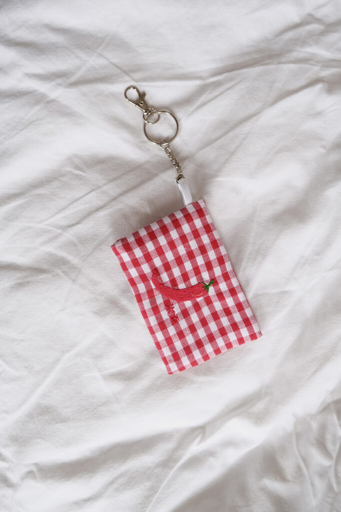 Charms porte carte brodé Piment