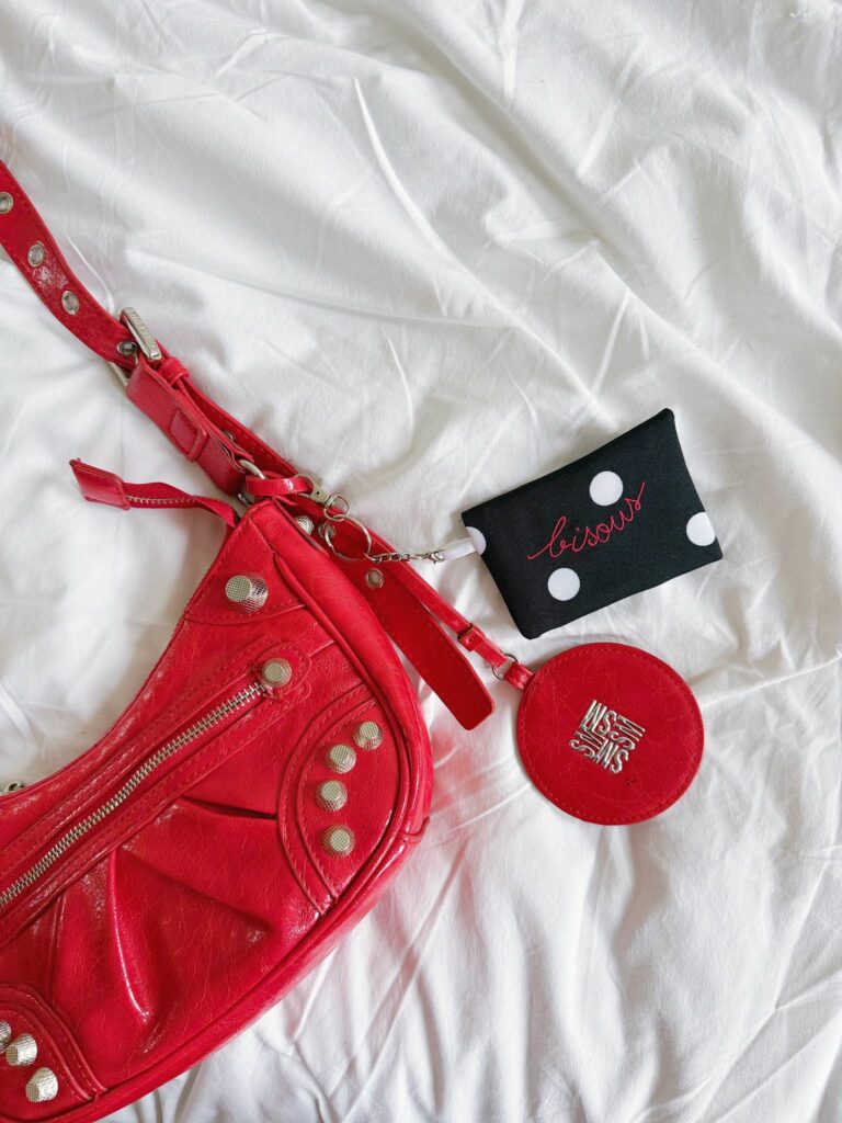 Charms porte carte brodé Bisous